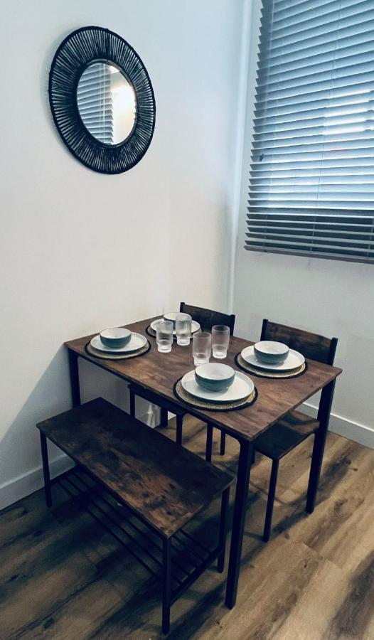Appartement Burkhardt Hall- Parking Included- Sleeps 4 à Swindon Extérieur photo